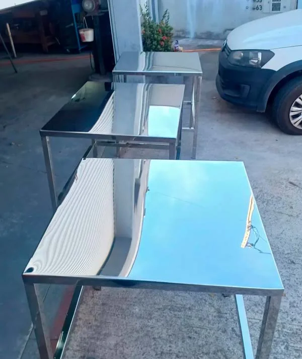 Bancadas metálicas com superfície refletiva