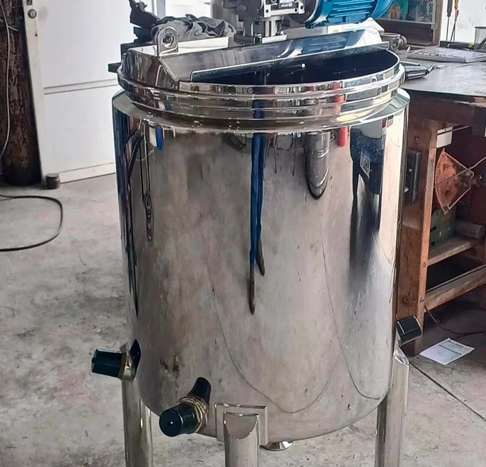 Tanque metálico polido com conexões laterais