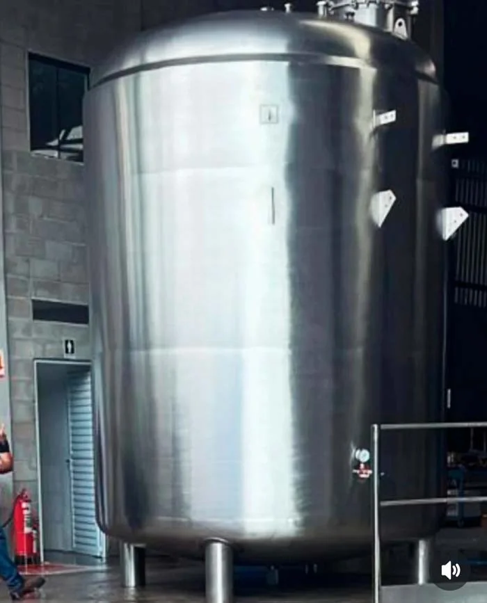 Tanque metálico cilíndrico com pés de apoio
