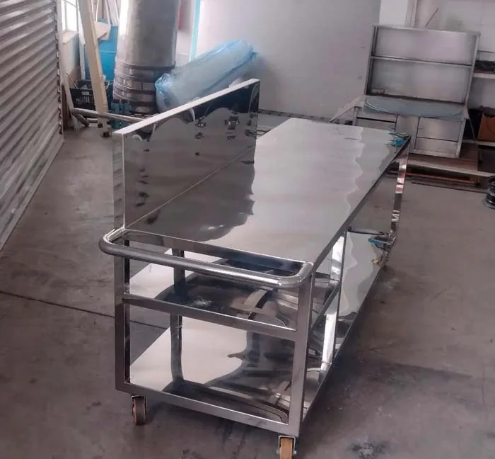 Mesa metálica polida com prateleira inferior
