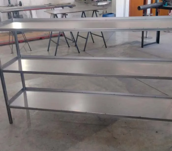 Estrutura metálica com barras horizontais na oficina