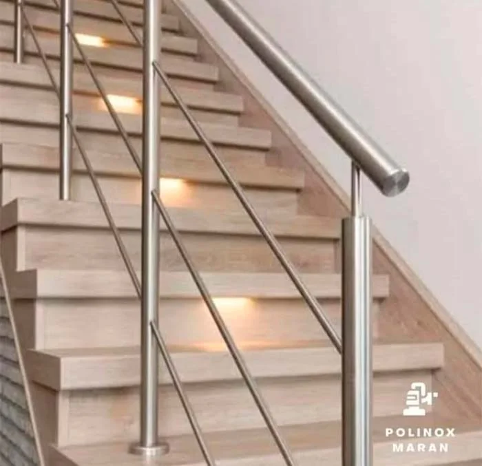 Corrimão metálico instalado em uma escada