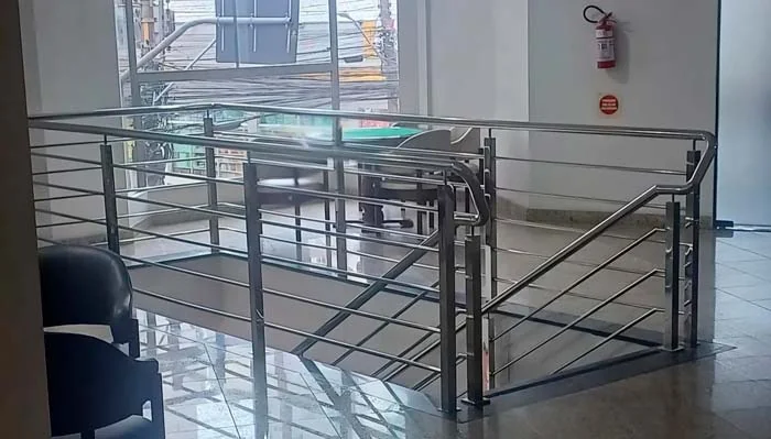 Guarda-corpo e corrimão metálicos em ambiente interno