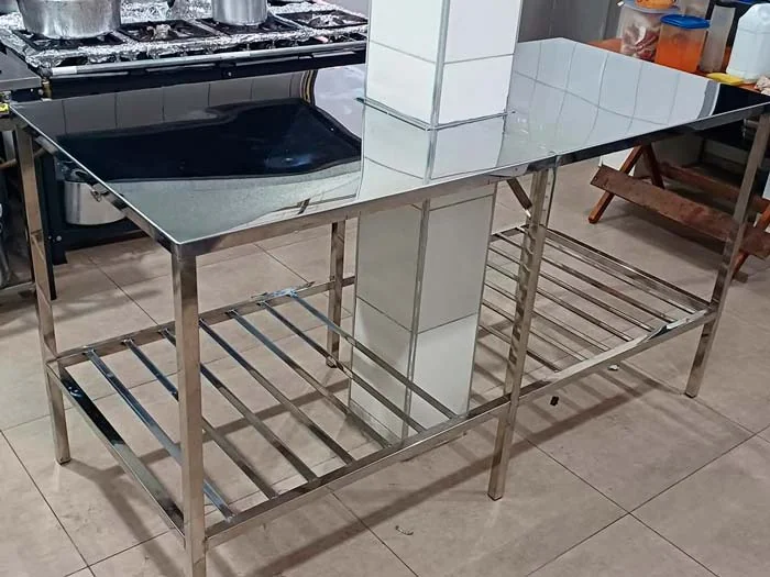 Mesa metálica polida com suporte inferior
