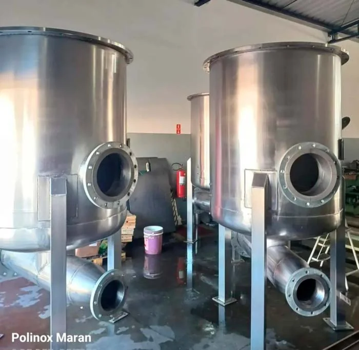 Dois tanques metálicos com aberturas laterais