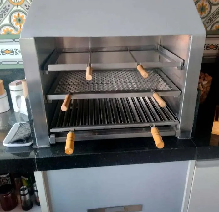Churrasqueira metálica com grelha