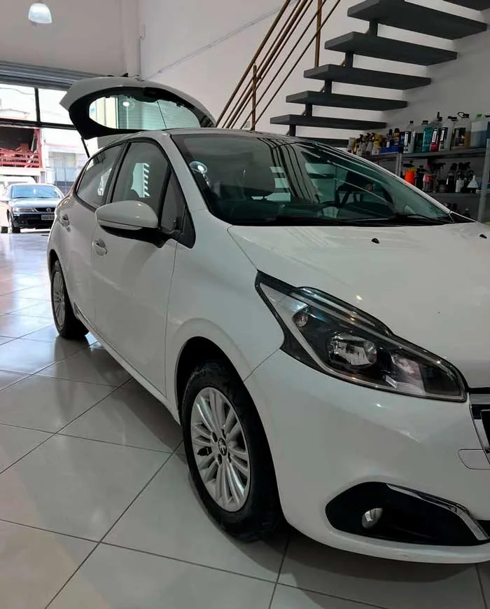 Automóvel branco no interior da Studio 3