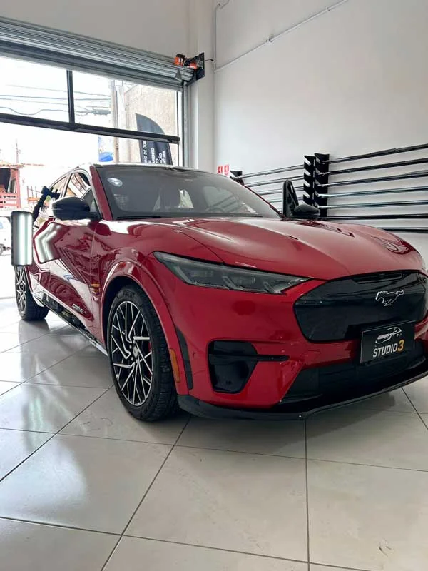 Automóvel vermelho dentro da oficina