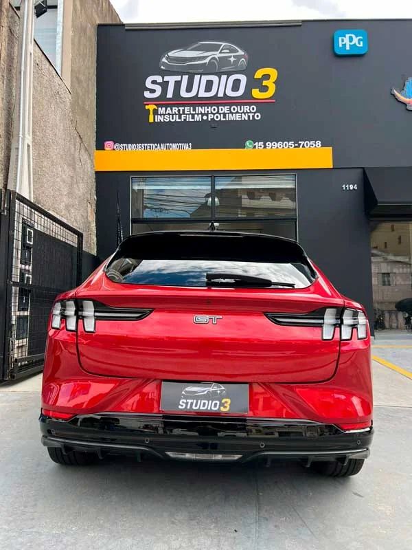 Vista traseira de automóvel vermelho diante da Studio 3