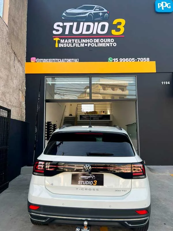 Automóvel branco diante da fachada da Studio 3