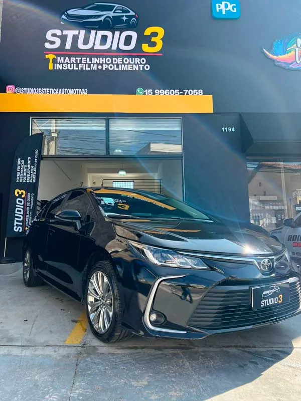 Automóvel preto na entrada da Studio 3