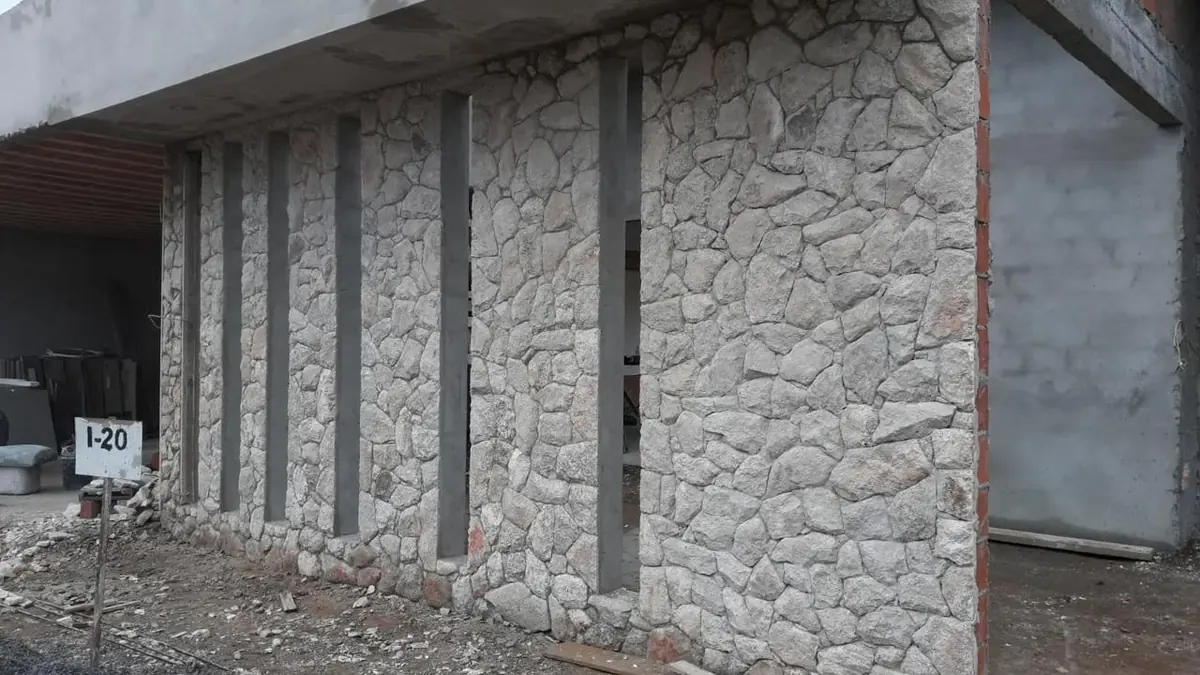 Fachada em construção com revestimento de pedras irregulares