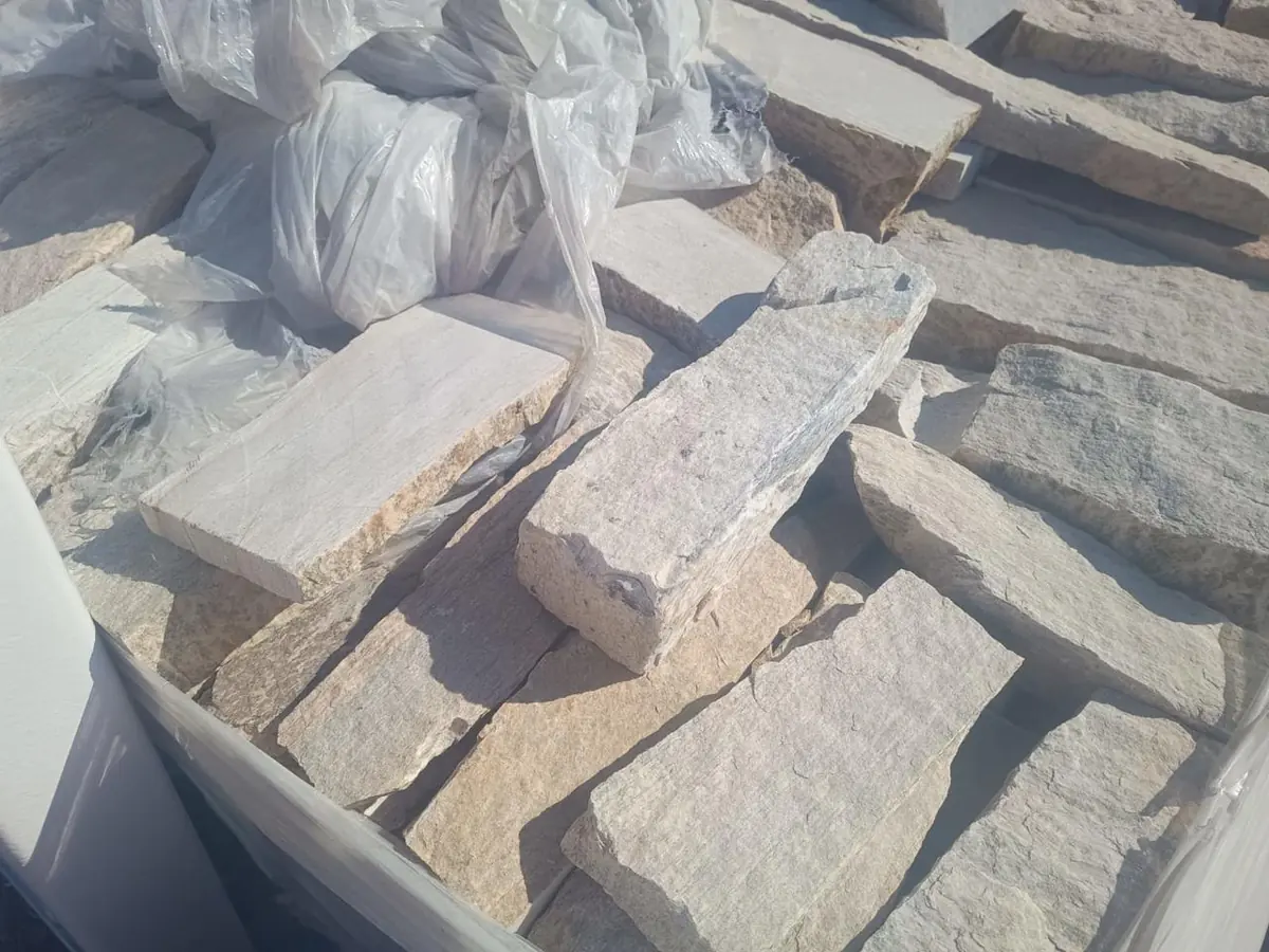 Peças de pedra natural com diferentes espessuras e formatos